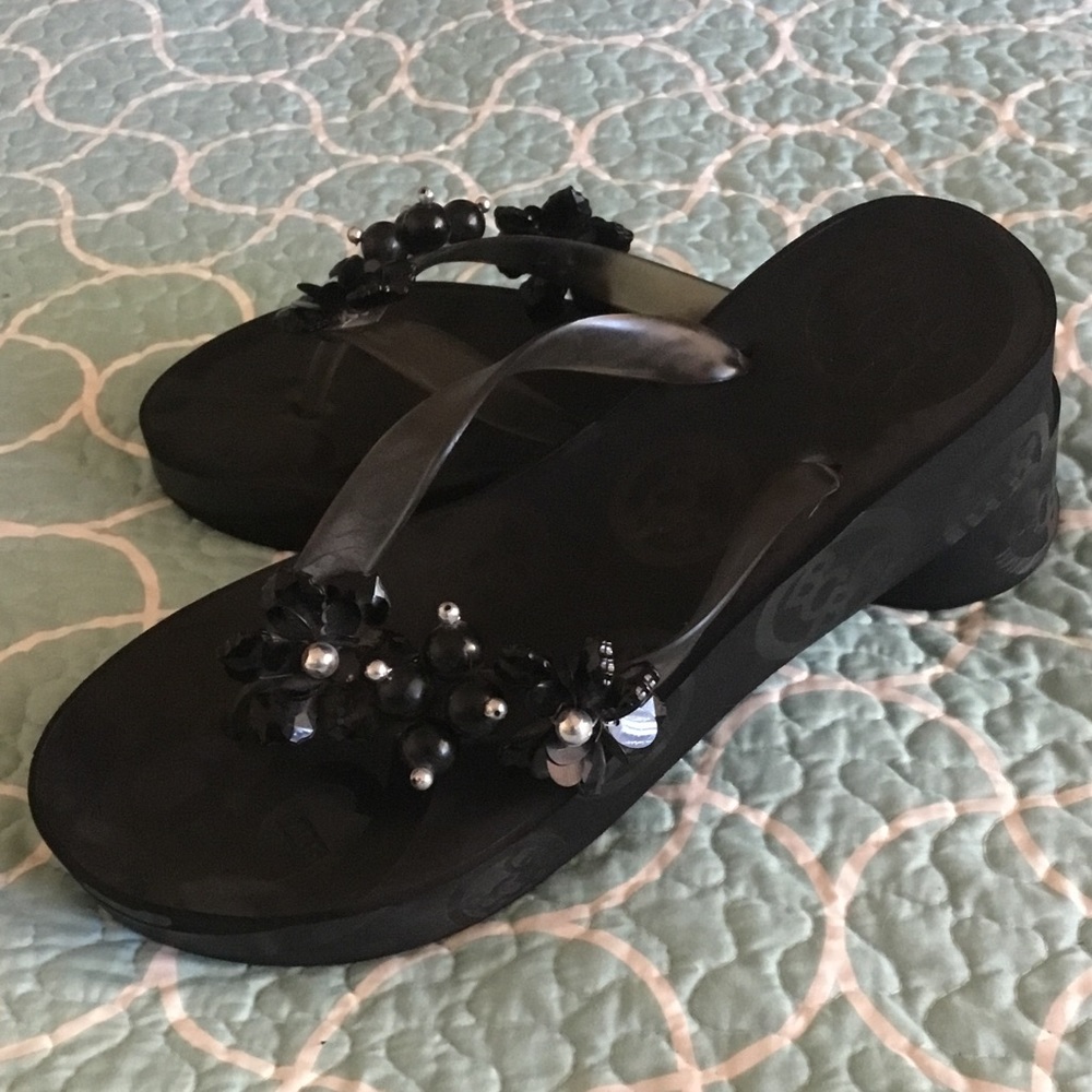 BCBG Paris Black flip flops Sz.9